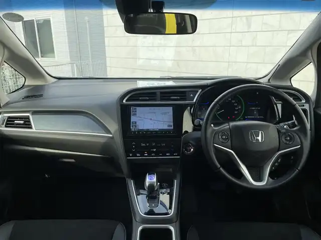 ホンダ シャトル ハイブリッド X 栃木県 2015(平27)年 9.8万km ホワイトオーキッドパール 株)IDOMが運営する【じしゃロン小山店】の自社ローン専用車両になります。こちらは現金またはオートローンご利用時の価格です。自社ローンご希望の方は別途その旨お申付け下さい//禁煙車/純正ワンセグナビ/（CD/DVD/AM/FMラジオ）/(Bluetooth)/スマートキー/プッシュスタート/バックカメラ/シティブレーキアクティブシステム/クルーズコントロール/ステアリングリモコン/電動格納ドアミラー/パワーウインドウ/防眩ミラー/オートライト