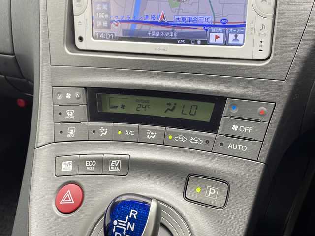 トヨタ プリウス S 千葉県 2013(平25)年 7.8万km ブラック 純正SDナビ【NSCP-W62】/　(AM/FM/CD/SD/TV/Bluetooth)/純正15インチアルミホイール/フォグランプ/ステアリングスイッチ/ETC/純正ドアバイザー/純正フロアマット/電動格納ウィンカーミラー/横滑り防止装置/エアバッグ(W＋サイド)/プッシュスタート/社外アルミホイール付スタッドレスタイヤ車載
