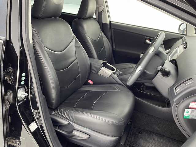 トヨタ プリウス S 千葉県 2013(平25)年 7.8万km ブラック 純正SDナビ【NSCP-W62】/　(AM/FM/CD/SD/TV/Bluetooth)/純正15インチアルミホイール/フォグランプ/ステアリングスイッチ/ETC/純正ドアバイザー/純正フロアマット/電動格納ウィンカーミラー/横滑り防止装置/エアバッグ(W＋サイド)/プッシュスタート/社外アルミホイール付スタッドレスタイヤ車載