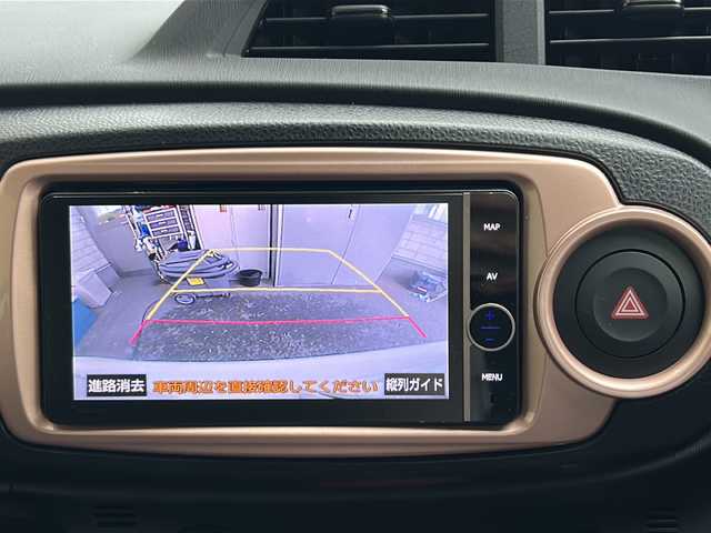 トヨタ ヴィッツ F シエル 神奈川県 2013(平25)年 12.4万km ホワイトパールクリスタルシャイン 4WD/純正ディーラーナビ(CD/DVD/SD/BT/フルセグTV)/バックカメラ/プッシュスタート/スマートキー/ETC/前方ドライブレコーダー/前方コーナーセンサー/オートライト/フォグランプ/純正フロアマット/純正ドアバイザー/ISOFIX/スペアキー×1/保証書