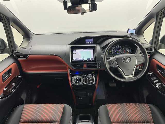 トヨタ ヴォクシー ハイブリッド ZS 岡山県 2018(平30)年 4.7万km イナズマスパーキングブラックガラスフレーク 純正９インチナビ/【Bluetooth/フルセグTV】/SUPER CAT レーダー（A130）/シート＆トリム（赤/黒）/衝突軽減ブレーキ/両側電動スライド/クルーズコントロール/ビルトインＥＴＣ/前席シートヒーター/オートハイビーム/ＬＥＤヘッドライト/LEDフォグランプ/純正ドライブレコーダー（前）/純正フロアマット/TVキャンセラー/ISOFIX/後席サンシェイド/ステアリングスイッチ/チルトステアリング/シートリフター/シートバックテーブル/ウインカーミラー/ドアバイザー/新車保証書/取扱説明書/スマートキー×2