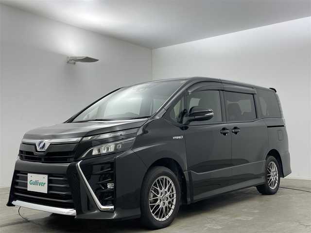 トヨタ ヴォクシー ハイブリッド ZS 岡山県 2018(平30)年 4.7万km イナズマスパーキングブラックガラスフレーク 純正９インチナビ/【Bluetooth/フルセグTV】/SUPER CAT レーダー（A130）/シート＆トリム（赤/黒）/衝突軽減ブレーキ/両側電動スライド/クルーズコントロール/ビルトインＥＴＣ/前席シートヒーター/オートハイビーム/ＬＥＤヘッドライト/LEDフォグランプ/純正ドライブレコーダー（前）/純正フロアマット/TVキャンセラー/ISOFIX/後席サンシェイド/ステアリングスイッチ/チルトステアリング/シートリフター/シートバックテーブル/ウインカーミラー/ドアバイザー/新車保証書/取扱説明書/スマートキー×2
