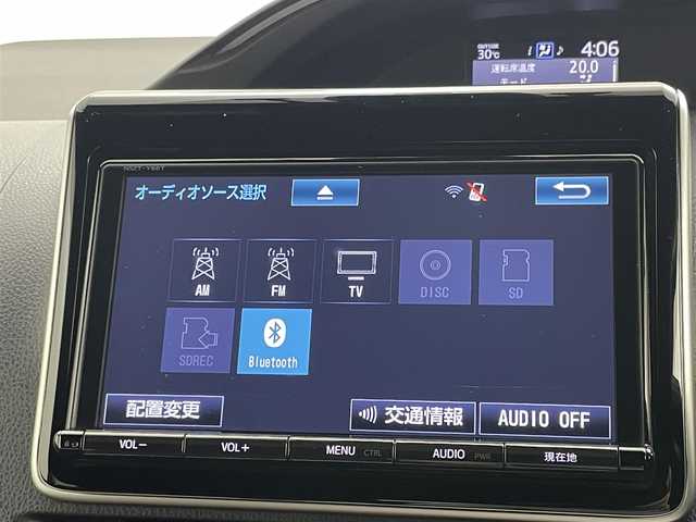 トヨタ ヴォクシー ハイブリッド ZS 岡山県 2018(平30)年 4.7万km イナズマスパーキングブラックガラスフレーク 純正９インチナビ/【Bluetooth/フルセグTV】/SUPER CAT レーダー（A130）/シート＆トリム（赤/黒）/衝突軽減ブレーキ/両側電動スライド/クルーズコントロール/ビルトインＥＴＣ/前席シートヒーター/オートハイビーム/ＬＥＤヘッドライト/LEDフォグランプ/純正ドライブレコーダー（前）/純正フロアマット/TVキャンセラー/ISOFIX/後席サンシェイド/ステアリングスイッチ/チルトステアリング/シートリフター/シートバックテーブル/ウインカーミラー/ドアバイザー/新車保証書/取扱説明書/スマートキー×2