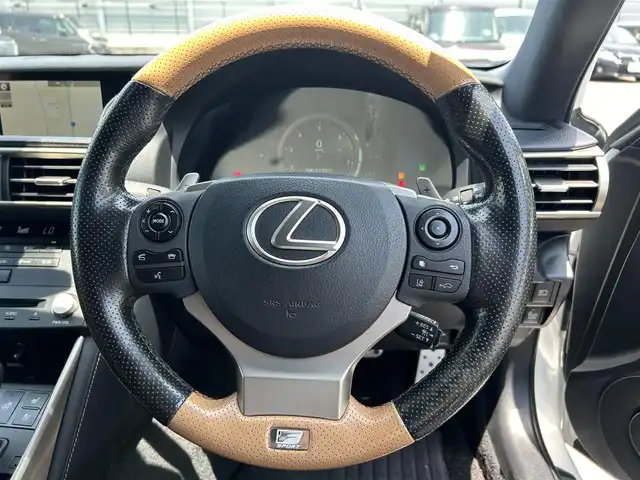 レクサス ＩＳ 200t Fスポーツ 滋賀県 2015(平27)年 6.6万km ホワイトノーヴァガラスフレーク 禁煙車/マークレビンソンプレミアムサラウンドシステム/純正ナビ/【CD/DVD/Bluetooth/AUX】/バックカメラ/ビルトインＥＴＣ/ムーンルーフ/ＴＲＤエアロ/革スポーツシートセット/・ベンチレーション/・ポジションメモリー/・メモリー付電動チルト/テレスコピックステアリング/・SRSエアバッグ（後席サイド）/・ドアミラーメモリー機能/ミリ派レーダー式プリクラッシュセーフティシステム/レーダークルーズコントロール/レーンディパーチャーアラート/オートマチックハイビーム/クリアランスソナー/ブラインドスポットモニター/ＬＥＤヘッドランプ/寒冷地仕様/・ヘッドランプクリーナー/・ＬＥＤリアフォグランプ/・デアイサー/ステアリングヒーター/シートヒーター/【Ｆ】エンブレム付革巻きステアリング
