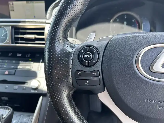 レクサス ＩＳ 200t Fスポーツ 滋賀県 2015(平27)年 6.6万km ホワイトノーヴァガラスフレーク 禁煙車/マークレビンソンプレミアムサラウンドシステム/純正ナビ/【CD/DVD/Bluetooth/AUX】/バックカメラ/ビルトインＥＴＣ/ムーンルーフ/ＴＲＤエアロ/革スポーツシートセット/・ベンチレーション/・ポジションメモリー/・メモリー付電動チルト/テレスコピックステアリング/・SRSエアバッグ（後席サイド）/・ドアミラーメモリー機能/ミリ派レーダー式プリクラッシュセーフティシステム/レーダークルーズコントロール/レーンディパーチャーアラート/オートマチックハイビーム/クリアランスソナー/ブラインドスポットモニター/ＬＥＤヘッドランプ/寒冷地仕様/・ヘッドランプクリーナー/・ＬＥＤリアフォグランプ/・デアイサー/ステアリングヒーター/シートヒーター/【Ｆ】エンブレム付革巻きステアリング