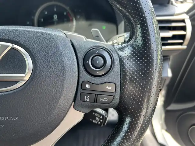 レクサス ＩＳ 200t Fスポーツ 滋賀県 2015(平27)年 6.6万km ホワイトノーヴァガラスフレーク 禁煙車/マークレビンソンプレミアムサラウンドシステム/純正ナビ/【CD/DVD/Bluetooth/AUX】/バックカメラ/ビルトインＥＴＣ/ムーンルーフ/ＴＲＤエアロ/革スポーツシートセット/・ベンチレーション/・ポジションメモリー/・メモリー付電動チルト/テレスコピックステアリング/・SRSエアバッグ（後席サイド）/・ドアミラーメモリー機能/ミリ派レーダー式プリクラッシュセーフティシステム/レーダークルーズコントロール/レーンディパーチャーアラート/オートマチックハイビーム/クリアランスソナー/ブラインドスポットモニター/ＬＥＤヘッドランプ/寒冷地仕様/・ヘッドランプクリーナー/・ＬＥＤリアフォグランプ/・デアイサー/ステアリングヒーター/シートヒーター/【Ｆ】エンブレム付革巻きステアリング