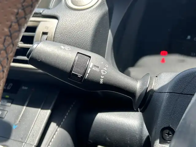 レクサス ＩＳ 200t Fスポーツ 滋賀県 2015(平27)年 6.6万km ホワイトノーヴァガラスフレーク 禁煙車/マークレビンソンプレミアムサラウンドシステム/純正ナビ/【CD/DVD/Bluetooth/AUX】/バックカメラ/ビルトインＥＴＣ/ムーンルーフ/ＴＲＤエアロ/革スポーツシートセット/・ベンチレーション/・ポジションメモリー/・メモリー付電動チルト/テレスコピックステアリング/・SRSエアバッグ（後席サイド）/・ドアミラーメモリー機能/ミリ派レーダー式プリクラッシュセーフティシステム/レーダークルーズコントロール/レーンディパーチャーアラート/オートマチックハイビーム/クリアランスソナー/ブラインドスポットモニター/ＬＥＤヘッドランプ/寒冷地仕様/・ヘッドランプクリーナー/・ＬＥＤリアフォグランプ/・デアイサー/ステアリングヒーター/シートヒーター/【Ｆ】エンブレム付革巻きステアリング