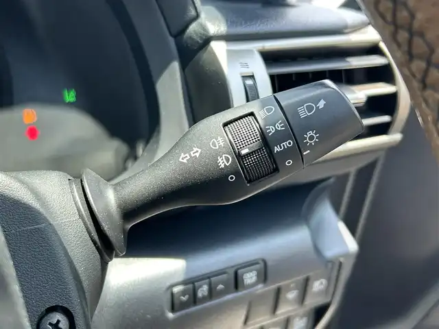 レクサス ＩＳ 200t Fスポーツ 滋賀県 2015(平27)年 6.6万km ホワイトノーヴァガラスフレーク 禁煙車/マークレビンソンプレミアムサラウンドシステム/純正ナビ/【CD/DVD/Bluetooth/AUX】/バックカメラ/ビルトインＥＴＣ/ムーンルーフ/ＴＲＤエアロ/革スポーツシートセット/・ベンチレーション/・ポジションメモリー/・メモリー付電動チルト/テレスコピックステアリング/・SRSエアバッグ（後席サイド）/・ドアミラーメモリー機能/ミリ派レーダー式プリクラッシュセーフティシステム/レーダークルーズコントロール/レーンディパーチャーアラート/オートマチックハイビーム/クリアランスソナー/ブラインドスポットモニター/ＬＥＤヘッドランプ/寒冷地仕様/・ヘッドランプクリーナー/・ＬＥＤリアフォグランプ/・デアイサー/ステアリングヒーター/シートヒーター/【Ｆ】エンブレム付革巻きステアリング