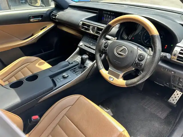 レクサス ＩＳ 200t Fスポーツ 滋賀県 2015(平27)年 6.6万km ホワイトノーヴァガラスフレーク 禁煙車/マークレビンソンプレミアムサラウンドシステム/純正ナビ/【CD/DVD/Bluetooth/AUX】/バックカメラ/ビルトインＥＴＣ/ムーンルーフ/ＴＲＤエアロ/革スポーツシートセット/・ベンチレーション/・ポジションメモリー/・メモリー付電動チルト/テレスコピックステアリング/・SRSエアバッグ（後席サイド）/・ドアミラーメモリー機能/ミリ派レーダー式プリクラッシュセーフティシステム/レーダークルーズコントロール/レーンディパーチャーアラート/オートマチックハイビーム/クリアランスソナー/ブラインドスポットモニター/ＬＥＤヘッドランプ/寒冷地仕様/・ヘッドランプクリーナー/・ＬＥＤリアフォグランプ/・デアイサー/ステアリングヒーター/シートヒーター/【Ｆ】エンブレム付革巻きステアリング