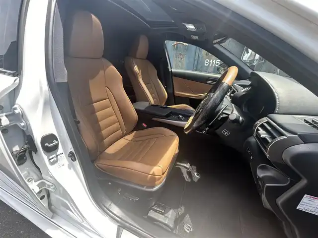 レクサス ＩＳ 200t Fスポーツ 滋賀県 2015(平27)年 6.6万km ホワイトノーヴァガラスフレーク 禁煙車/マークレビンソンプレミアムサラウンドシステム/純正ナビ/【CD/DVD/Bluetooth/AUX】/バックカメラ/ビルトインＥＴＣ/ムーンルーフ/ＴＲＤエアロ/革スポーツシートセット/・ベンチレーション/・ポジションメモリー/・メモリー付電動チルト/テレスコピックステアリング/・SRSエアバッグ（後席サイド）/・ドアミラーメモリー機能/ミリ派レーダー式プリクラッシュセーフティシステム/レーダークルーズコントロール/レーンディパーチャーアラート/オートマチックハイビーム/クリアランスソナー/ブラインドスポットモニター/ＬＥＤヘッドランプ/寒冷地仕様/・ヘッドランプクリーナー/・ＬＥＤリアフォグランプ/・デアイサー/ステアリングヒーター/シートヒーター/【Ｆ】エンブレム付革巻きステアリング