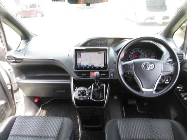 トヨタ ヴォクシー ZS 煌Ⅱ 千葉県 2019(令1)年 5.7万km ホワイトパールクリスタルシャイン ワンオーナー/純正9インチナビ、フルセグTV/バックカメラ/オーディオ【CD/DVD/SD/BT】/純正12.1型フリップダウンモニター/両側パワースライドドア/トヨタセーフティセンス/　・レーンキープアシスト/プリクラッシュセーフティ/　・クリアランスソナー/パーキングサポートブレーキ/LEDヘッドライト&LEDフォグ/純正16インチアルミホイール/ウィンカードアミラー/スイッチ付き革巻きステアリング/アイドリングストップ/スペアタイヤ/前後ドライブレコーダー/ビルトインETC/TVキャンセラー/保証書/取扱説明書/スペアキー
