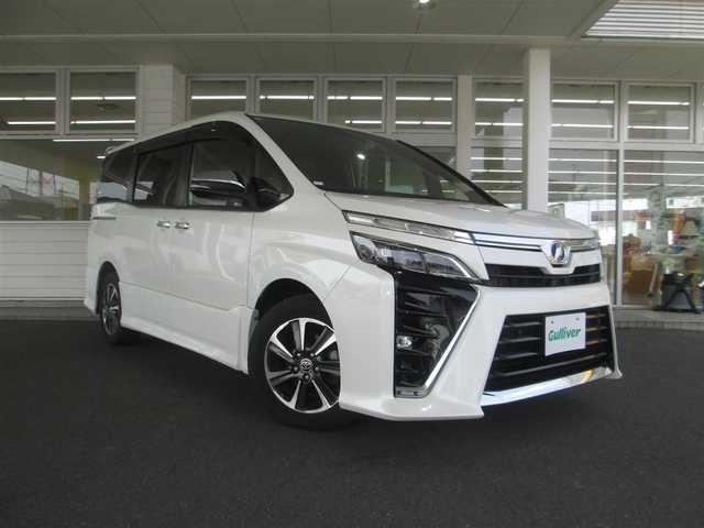 トヨタ ヴォクシー ZS 煌Ⅱ 千葉県 2019(令1)年 5.7万km ホワイトパールクリスタルシャイン ワンオーナー/純正9インチナビ、フルセグTV/バックカメラ/オーディオ【CD/DVD/SD/BT】/純正12.1型フリップダウンモニター/両側パワースライドドア/トヨタセーフティセンス/　・レーンキープアシスト/プリクラッシュセーフティ/　・クリアランスソナー/パーキングサポートブレーキ/LEDヘッドライト&LEDフォグ/純正16インチアルミホイール/ウィンカードアミラー/スイッチ付き革巻きステアリング/アイドリングストップ/スペアタイヤ/前後ドライブレコーダー/ビルトインETC/TVキャンセラー/保証書/取扱説明書/スペアキー