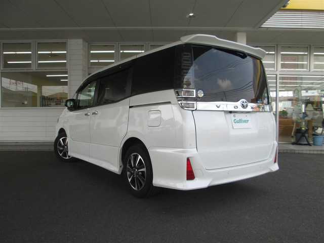 トヨタ ヴォクシー ZS 煌Ⅱ 千葉県 2019(令1)年 5.7万km ホワイトパールクリスタルシャイン ワンオーナー/純正9インチナビ、フルセグTV/バックカメラ/オーディオ【CD/DVD/SD/BT】/純正12.1型フリップダウンモニター/両側パワースライドドア/トヨタセーフティセンス/　・レーンキープアシスト/プリクラッシュセーフティ/　・クリアランスソナー/パーキングサポートブレーキ/LEDヘッドライト&LEDフォグ/純正16インチアルミホイール/ウィンカードアミラー/スイッチ付き革巻きステアリング/アイドリングストップ/スペアタイヤ/前後ドライブレコーダー/ビルトインETC/TVキャンセラー/保証書/取扱説明書/スペアキー