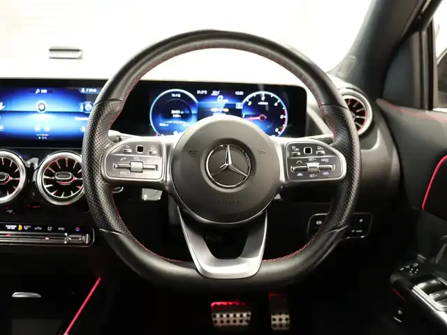 メルセデス・ベンツ ＧＬＡ２００ｄ 4マチック AMGライン 静岡県 2021(令3)年 2.7万km コスモスブラック パノラミックスライディングルーフ/レーダーセーフティパッケージ/・アクティブティスタンスアシスト・ディストロニック/(自動再発進機能付き)/・アクティブブレーキアシスト(歩行者/飛び出し検知機能付)/・緊急回避補助システム/・渋滞時緊急ブレーキ機能/・アクティブブラインドスポットアシスト(降車時警告機能付)/・アクティブレーンキーピングアシスト/・360°カメラシステム/ナビゲーションパッケージ/・テレビ機能(12セグ/ワンセグ自動切換)/・アクティブステアリングアシスト/・アクティブレーンチェンジングアシスト/・アクティブエマージェンシーストップアシスト/AMGライン/・AMGスタイリングパッケージ/・レザーDINAMICAシート/・19インチAMG5ツインスポークアルミホイール/・マルチビームLEDヘッドライト/・アダプティブハイビームアシスト・プラス/・アンビエントライト(64色)/前席シートヒーター