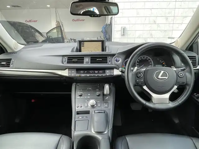 レクサス ＣＴ 200h バージョンC 宮崎県 2015(平27)年 13万km ソニッククォーツ 純正ナビ/(AM.FM.Bluetooth.CD.DVD.AUX)/フルセグTV/バックカメラ/ETC/コーナーセンサー/クルーズコントロール/オートエアコン/オートライト/パワーシート/電格ミラー/パドルシフト/衝突軽減ブレーキ/横滑り防止機能/パワーステアリング/パワーウィンドウ/スマートキー