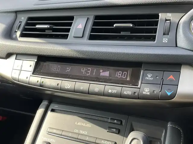 レクサス ＣＴ 200h バージョンC 宮崎県 2015(平27)年 13万km ソニッククォーツ 純正ナビ/(AM.FM.Bluetooth.CD.DVD.AUX)/フルセグTV/バックカメラ/ETC/コーナーセンサー/クルーズコントロール/オートエアコン/オートライト/パワーシート/電格ミラー/パドルシフト/衝突軽減ブレーキ/横滑り防止機能/パワーステアリング/パワーウィンドウ/スマートキー