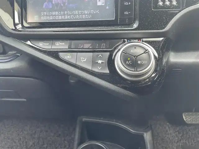トヨタ アクア S 長崎県 2015(平27)年 7.8万km ダークバイオレットマイカメタリック 純正SDナビゲーション/・バックモニター/・地デジTV/・Bluetooth/・CD/・FM/AMラジオ/スマートエントリー―パッケージ/・スマートエントリー/スタートシステム/・イモビライザー/・オートライト/シャイニーデコレーション/・メッキドアミラー/・メッキアウトサイドドアハンドル/・メッキリアナンバープレートガーニッシュ/ETC/ドライブレコーダー/SRSエアバック【運転席/助手席】/オートエアコン/保証書/取扱説明書/スペアキー１本