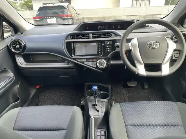 トヨタ アクア S 長崎県 2015(平27)年 7.8万km ダークバイオレットマイカメタリック 純正SDナビゲーション/・バックモニター/・地デジTV/・Bluetooth/・CD/・FM/AMラジオ/スマートエントリー―パッケージ/・スマートエントリー/スタートシステム/・イモビライザー/・オートライト/シャイニーデコレーション/・メッキドアミラー/・メッキアウトサイドドアハンドル/・メッキリアナンバープレートガーニッシュ/ETC/ドライブレコーダー/SRSエアバック【運転席/助手席】/オートエアコン/保証書/取扱説明書/スペアキー１本