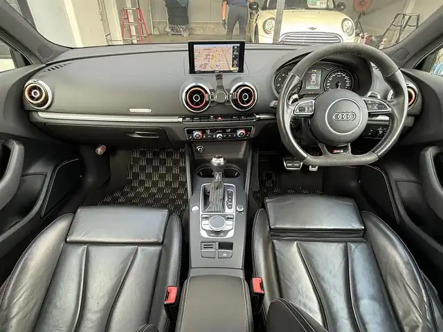 アウディ ＲＳ３ スポーツバック 静岡県 2015(平27)年 4.1万km 黒 サンルーフ/レザーシート/BSM/BANG&OLUFSEN/MMI/(CD/DVD/BT/フルセグ)/バックカメラ /ACC/パーキングアシスト/シートヒーター/スマートキー/ETC/ドライブレコーダー/純正フロアマット/純正19インチアルミホイール