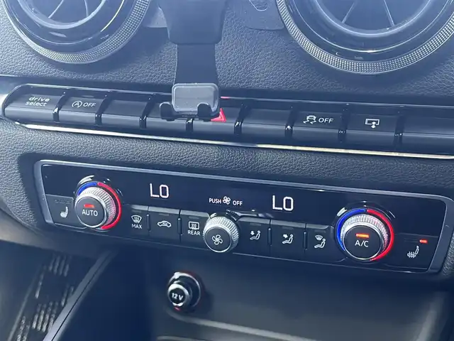 アウディ ＲＳ３ スポーツバック 静岡県 2015(平27)年 4.1万km パンサーブラッククリスタルエフェクト サンルーフ/レザーシート/BSM/BANG&OLUFSEN/MMI/(CD/DVD/BT/フルセグ)/バックカメラ /ACC/パーキングアシスト/シートヒーター/スマートキー/ETC/ドライブレコーダー/純正フロアマット/純正19インチアルミホイール