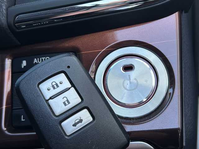 トヨタ クラウン ロイヤル ロイヤルサルーン G i－Four 山形県 2014(平26)年 5.3万km ホワイトパールクリスタルシャイン 禁煙車/4WD/プリクラッシュセーフティセンス/横滑り防止装置/クリアランスソナー/前後コーナーセンサー/バックカメラ/クルーズコントロール/前後ドライブレコーダー/純正メモリナビ/（Bluetooth/フルセグ/AM/FM/DVD/USB)/テレビキャンセラー/nanoe/ステアリングスイッチ/全席パワーシート/D席メモリー付きシート/純正フロアマット/ビルトインETC/スマートキー×２/ウィンカーミラー/電動格納ミラー/オートマチックハイビーム/HIDヘッドライト/社外アルミホイール/取扱説明書/記録簿