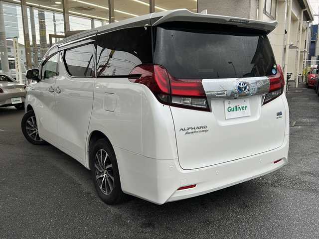トヨタ アルファードハイブリット エグゼクティブ ラウンジ 埼玉県 2015(平27)年 11.9万km ホワイトパールクリスタルシャイン 運転席エアバッグ	/助手席エアバッグ	/サイドエアバッグ	/ABS(アンチロックブレーキ)	/トラクションコントロール	/前席シートベルトプリテンショナー	/前席シートベルトフォースリミッター	/後席３点式シートベルト	/サイドインパクトバー	/ブレーキアシスト	/衝突安全ボディー	採用/EBD（電子制動力配分装置）	/盗難防止システム	/その他安全装備	VSC/ナビゲーション	/ナビゲーションメディア	メモリータイプ/サウンド（カセット&MD）	AM/FMラジオ/CDプレイヤー/エアコン	デュアルエアコン/パワーウィンドウ	/集中ドアロック		/クルーズコントロール	/革シート/運転席パワーシート	/ウッドパネル	/サンルーフ/アルミホイール	17インチ標準/UVカットガラス	/プライバシーガラス/ETC/パワーバックドア/オットマン/両側パワースライドドア/クルーズコントロール/フルセグテレビ/プッシュスタート/バックカメラ/フリップダウンモニター