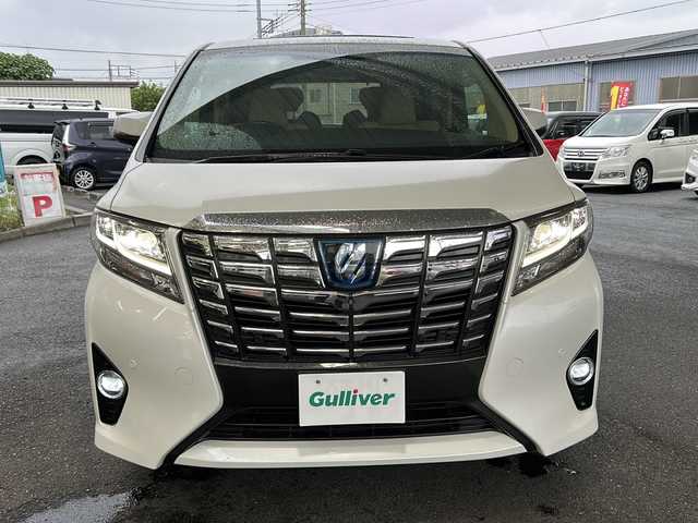 トヨタ アルファードハイブリット エグゼクティブ ラウンジ 埼玉県 2015(平27)年 11.9万km ホワイトパールクリスタルシャイン 運転席エアバッグ	/助手席エアバッグ	/サイドエアバッグ	/ABS(アンチロックブレーキ)	/トラクションコントロール	/前席シートベルトプリテンショナー	/前席シートベルトフォースリミッター	/後席３点式シートベルト	/サイドインパクトバー	/ブレーキアシスト	/衝突安全ボディー	採用/EBD（電子制動力配分装置）	/盗難防止システム	/その他安全装備	VSC/ナビゲーション	/ナビゲーションメディア	メモリータイプ/サウンド（カセット&MD）	AM/FMラジオ/CDプレイヤー/エアコン	デュアルエアコン/パワーウィンドウ	/集中ドアロック		/クルーズコントロール	/革シート/運転席パワーシート	/ウッドパネル	/サンルーフ/アルミホイール	17インチ標準/UVカットガラス	/プライバシーガラス/ETC/パワーバックドア/オットマン/両側パワースライドドア/クルーズコントロール/フルセグテレビ/プッシュスタート/バックカメラ/フリップダウンモニター