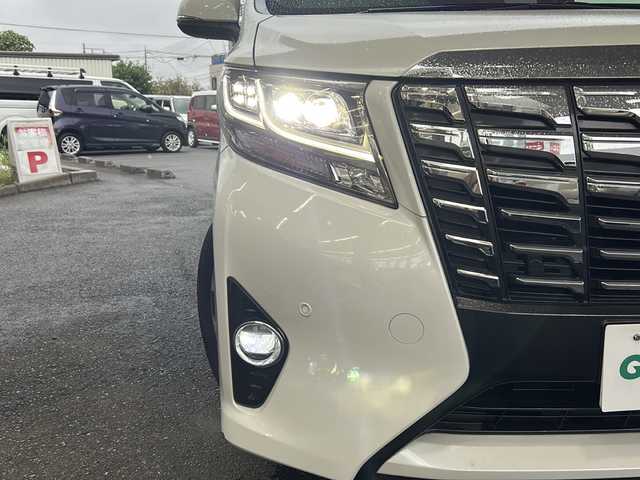 トヨタ アルファードハイブリット エグゼクティブ ラウンジ 埼玉県 2015(平27)年 11.9万km ホワイトパールクリスタルシャイン 運転席エアバッグ	/助手席エアバッグ	/サイドエアバッグ	/ABS(アンチロックブレーキ)	/トラクションコントロール	/前席シートベルトプリテンショナー	/前席シートベルトフォースリミッター	/後席３点式シートベルト	/サイドインパクトバー	/ブレーキアシスト	/衝突安全ボディー	採用/EBD（電子制動力配分装置）	/盗難防止システム	/その他安全装備	VSC/ナビゲーション	/ナビゲーションメディア	メモリータイプ/サウンド（カセット&MD）	AM/FMラジオ/CDプレイヤー/エアコン	デュアルエアコン/パワーウィンドウ	/集中ドアロック		/クルーズコントロール	/革シート/運転席パワーシート	/ウッドパネル	/サンルーフ/アルミホイール	17インチ標準/UVカットガラス	/プライバシーガラス/ETC/パワーバックドア/オットマン/両側パワースライドドア/クルーズコントロール/フルセグテレビ/プッシュスタート/バックカメラ/フリップダウンモニター