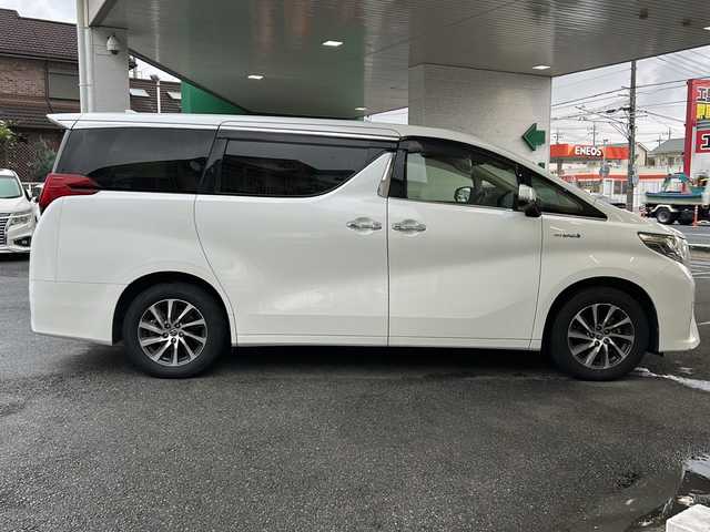 トヨタ アルファードハイブリット エグゼクティブ ラウンジ 埼玉県 2015(平27)年 11.9万km ホワイトパールクリスタルシャイン 運転席エアバッグ	/助手席エアバッグ	/サイドエアバッグ	/ABS(アンチロックブレーキ)	/トラクションコントロール	/前席シートベルトプリテンショナー	/前席シートベルトフォースリミッター	/後席３点式シートベルト	/サイドインパクトバー	/ブレーキアシスト	/衝突安全ボディー	採用/EBD（電子制動力配分装置）	/盗難防止システム	/その他安全装備	VSC/ナビゲーション	/ナビゲーションメディア	メモリータイプ/サウンド（カセット&MD）	AM/FMラジオ/CDプレイヤー/エアコン	デュアルエアコン/パワーウィンドウ	/集中ドアロック		/クルーズコントロール	/革シート/運転席パワーシート	/ウッドパネル	/サンルーフ/アルミホイール	17インチ標準/UVカットガラス	/プライバシーガラス/ETC/パワーバックドア/オットマン/両側パワースライドドア/クルーズコントロール/フルセグテレビ/プッシュスタート/バックカメラ/フリップダウンモニター