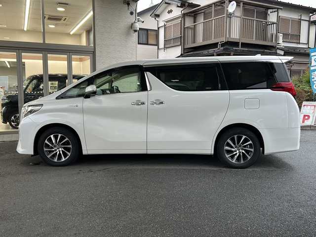トヨタ アルファードハイブリット エグゼクティブ ラウンジ 埼玉県 2015(平27)年 11.9万km ホワイトパールクリスタルシャイン 運転席エアバッグ	/助手席エアバッグ	/サイドエアバッグ	/ABS(アンチロックブレーキ)	/トラクションコントロール	/前席シートベルトプリテンショナー	/前席シートベルトフォースリミッター	/後席３点式シートベルト	/サイドインパクトバー	/ブレーキアシスト	/衝突安全ボディー	採用/EBD（電子制動力配分装置）	/盗難防止システム	/その他安全装備	VSC/ナビゲーション	/ナビゲーションメディア	メモリータイプ/サウンド（カセット&MD）	AM/FMラジオ/CDプレイヤー/エアコン	デュアルエアコン/パワーウィンドウ	/集中ドアロック		/クルーズコントロール	/革シート/運転席パワーシート	/ウッドパネル	/サンルーフ/アルミホイール	17インチ標準/UVカットガラス	/プライバシーガラス/ETC/パワーバックドア/オットマン/両側パワースライドドア/クルーズコントロール/フルセグテレビ/プッシュスタート/バックカメラ/フリップダウンモニター
