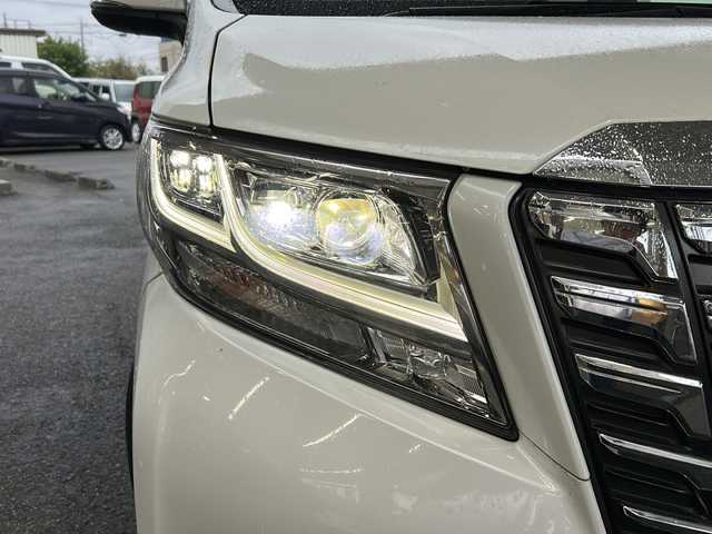 トヨタ アルファードハイブリット エグゼクティブ ラウンジ 埼玉県 2015(平27)年 11.9万km ホワイトパールクリスタルシャイン 運転席エアバッグ	/助手席エアバッグ	/サイドエアバッグ	/ABS(アンチロックブレーキ)	/トラクションコントロール	/前席シートベルトプリテンショナー	/前席シートベルトフォースリミッター	/後席３点式シートベルト	/サイドインパクトバー	/ブレーキアシスト	/衝突安全ボディー	採用/EBD（電子制動力配分装置）	/盗難防止システム	/その他安全装備	VSC/ナビゲーション	/ナビゲーションメディア	メモリータイプ/サウンド（カセット&MD）	AM/FMラジオ/CDプレイヤー/エアコン	デュアルエアコン/パワーウィンドウ	/集中ドアロック		/クルーズコントロール	/革シート/運転席パワーシート	/ウッドパネル	/サンルーフ/アルミホイール	17インチ標準/UVカットガラス	/プライバシーガラス/ETC/パワーバックドア/オットマン/両側パワースライドドア/クルーズコントロール/フルセグテレビ/プッシュスタート/バックカメラ/フリップダウンモニター