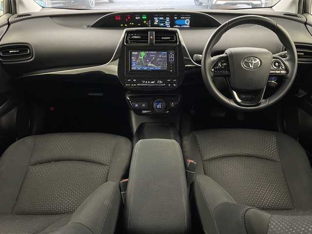 トヨタ プリウス SセーフティプラスⅡ 石川県 2020(令2)年 10.5万km プラチナホワイトパールマイカ ・アルパイン7インチナビ/・CD/DVD/SD/Bluetooth/TV/・バックカメラ/・トヨタセーフティセンス/・プリクラッシュセーフティ/・レーントレーシングアシスト/・レーダークルーズコントロール/・オートマチックハイビーム/・ロードサインアシスト/・先行車発進告知機能/・ブラインドスポットモニター/・クリアランスソナー/・革巻きステアリング/・ステアリングスイッチ/・自動防眩ミラー/・フロアマット/・LEDヘッドライト/・ビルトインETC
