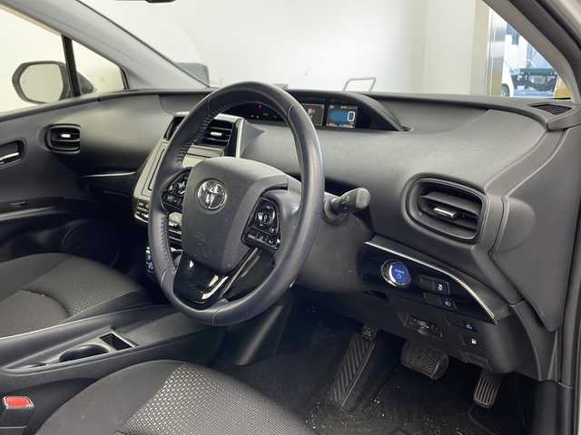トヨタ プリウス SセーフティプラスⅡ 石川県 2020(令2)年 10.5万km プラチナホワイトパールマイカ ・アルパイン7インチナビ/・CD/DVD/SD/Bluetooth/TV/・バックカメラ/・トヨタセーフティセンス/・プリクラッシュセーフティ/・レーントレーシングアシスト/・レーダークルーズコントロール/・オートマチックハイビーム/・ロードサインアシスト/・先行車発進告知機能/・ブラインドスポットモニター/・クリアランスソナー/・革巻きステアリング/・ステアリングスイッチ/・自動防眩ミラー/・フロアマット/・LEDヘッドライト/・ビルトインETC