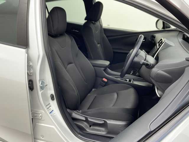 トヨタ プリウス SセーフティプラスⅡ 石川県 2020(令2)年 10.5万km プラチナホワイトパールマイカ ・アルパイン7インチナビ/・CD/DVD/SD/Bluetooth/TV/・バックカメラ/・トヨタセーフティセンス/・プリクラッシュセーフティ/・レーントレーシングアシスト/・レーダークルーズコントロール/・オートマチックハイビーム/・ロードサインアシスト/・先行車発進告知機能/・ブラインドスポットモニター/・クリアランスソナー/・革巻きステアリング/・ステアリングスイッチ/・自動防眩ミラー/・フロアマット/・LEDヘッドライト/・ビルトインETC