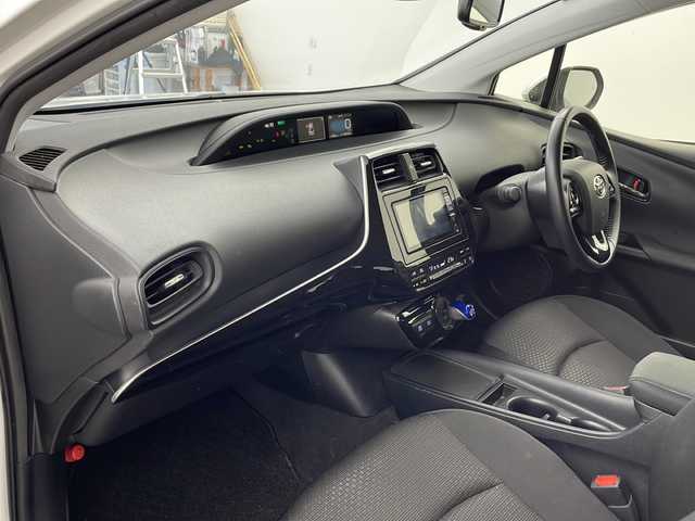 トヨタ プリウス SセーフティプラスⅡ 石川県 2020(令2)年 10.5万km プラチナホワイトパールマイカ ・アルパイン7インチナビ/・CD/DVD/SD/Bluetooth/TV/・バックカメラ/・トヨタセーフティセンス/・プリクラッシュセーフティ/・レーントレーシングアシスト/・レーダークルーズコントロール/・オートマチックハイビーム/・ロードサインアシスト/・先行車発進告知機能/・ブラインドスポットモニター/・クリアランスソナー/・革巻きステアリング/・ステアリングスイッチ/・自動防眩ミラー/・フロアマット/・LEDヘッドライト/・ビルトインETC