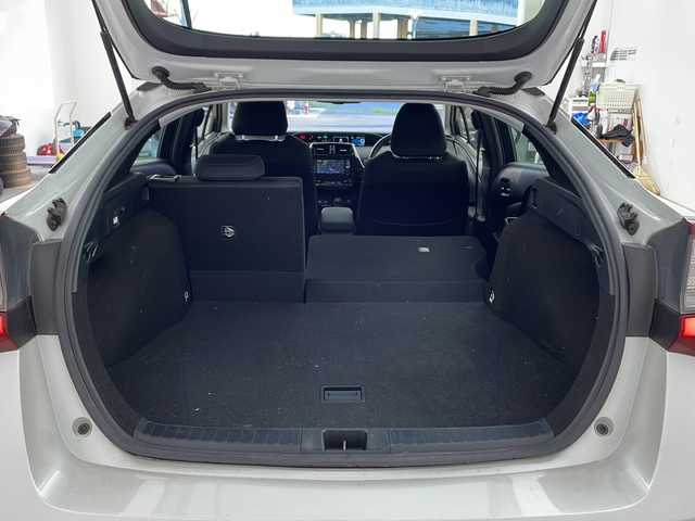 トヨタ プリウス SセーフティプラスⅡ 石川県 2020(令2)年 10.5万km プラチナホワイトパールマイカ ・アルパイン7インチナビ/・CD/DVD/SD/Bluetooth/TV/・バックカメラ/・トヨタセーフティセンス/・プリクラッシュセーフティ/・レーントレーシングアシスト/・レーダークルーズコントロール/・オートマチックハイビーム/・ロードサインアシスト/・先行車発進告知機能/・ブラインドスポットモニター/・クリアランスソナー/・革巻きステアリング/・ステアリングスイッチ/・自動防眩ミラー/・フロアマット/・LEDヘッドライト/・ビルトインETC