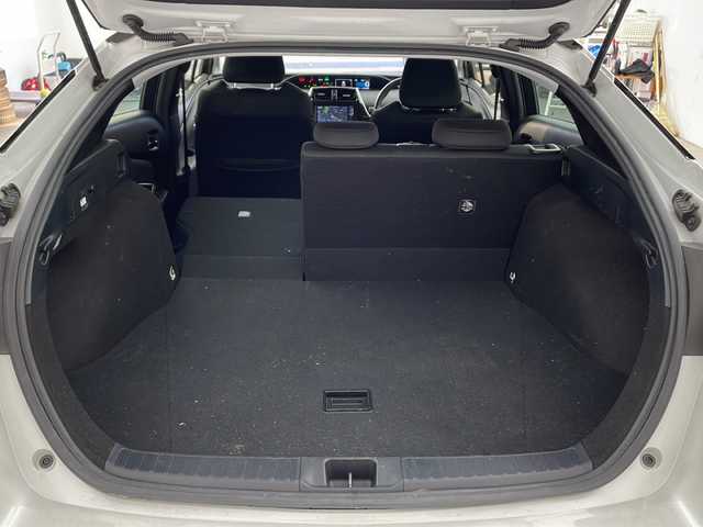 トヨタ プリウス SセーフティプラスⅡ 石川県 2020(令2)年 10.5万km プラチナホワイトパールマイカ ・アルパイン7インチナビ/・CD/DVD/SD/Bluetooth/TV/・バックカメラ/・トヨタセーフティセンス/・プリクラッシュセーフティ/・レーントレーシングアシスト/・レーダークルーズコントロール/・オートマチックハイビーム/・ロードサインアシスト/・先行車発進告知機能/・ブラインドスポットモニター/・クリアランスソナー/・革巻きステアリング/・ステアリングスイッチ/・自動防眩ミラー/・フロアマット/・LEDヘッドライト/・ビルトインETC