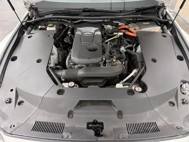 トヨタ クラウン ハイブリッド RS リミテッド 三重県 2020(令2)年 6.7万km ホワイトパールクリスタルシャイン ハイブリッド/FR/MTモード付フロアCVT/純正 8インチナビ/（AM/FM/CD/DVD/Blu-ray/SDREC/SD/USB/Bluetooth/Miracast/AUX/TV）/バックガイドモニター/ドライブレコーダー 前後/ビルトイン ETC2.0/Toyota Safety Sense/・プリクラッシュセーフティ/・レーントレーシングアシスト/・レーダークルコン/・ロードサインアシスト/・【OP】アダプティブハイビームシステム/・ブラインドスポットモニター＋リヤクロストラフィックオートブレーキ/・インテリジェントクリアランスソナー［パーキングサポートブレーキ（静止物）］/など/装備/・【OP】3眼LEDヘッドランプ/・シートヒーター（D/N）/・ステアリングヒーター/・パワーシート（D8way＋ランバーサポート/N4way（肩口スイッチ付））/・カラーヘッドアップディスプレイ/・左右独立オートエアコン/・雨滴感応式フロントワイパー/・電動チルト&テレスコピックステアリング/・オートライト/・純正18inAW/・プッシュスタート/・ステアリングスイッチ/・取/ナビ取/・スマートキーx2/など