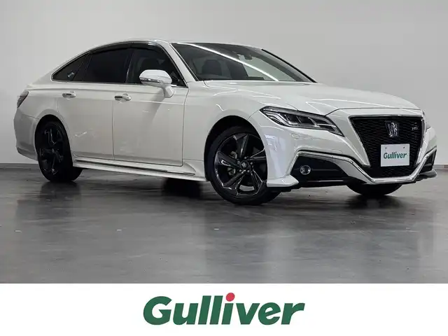トヨタ クラウン ハイブリッド RS リミテッド 三重県 2020(令2)年 6.7万km ホワイトパールクリスタルシャイン ハイブリッド/FR/MTモード付フロアCVT/純正 8インチナビ/（AM/FM/CD/DVD/Blu-ray/SDREC/SD/USB/Bluetooth/Miracast/AUX/TV）/バックガイドモニター/ドライブレコーダー 前後/ビルトイン ETC2.0/Toyota Safety Sense/・プリクラッシュセーフティ/・レーントレーシングアシスト/・レーダークルコン/・ロードサインアシスト/・【OP】アダプティブハイビームシステム/・ブラインドスポットモニター＋リヤクロストラフィックオートブレーキ/・インテリジェントクリアランスソナー［パーキングサポートブレーキ（静止物）］/など/装備/・【OP】3眼LEDヘッドランプ/・シートヒーター（D/N）/・ステアリングヒーター/・パワーシート（D8way＋ランバーサポート/N4way（肩口スイッチ付））/・カラーヘッドアップディスプレイ/・左右独立オートエアコン/・雨滴感応式フロントワイパー/・電動チルト&テレスコピックステアリング/・オートライト/・純正18inAW/・プッシュスタート/・ステアリングスイッチ/・取/ナビ取/・スマートキーx2/など
