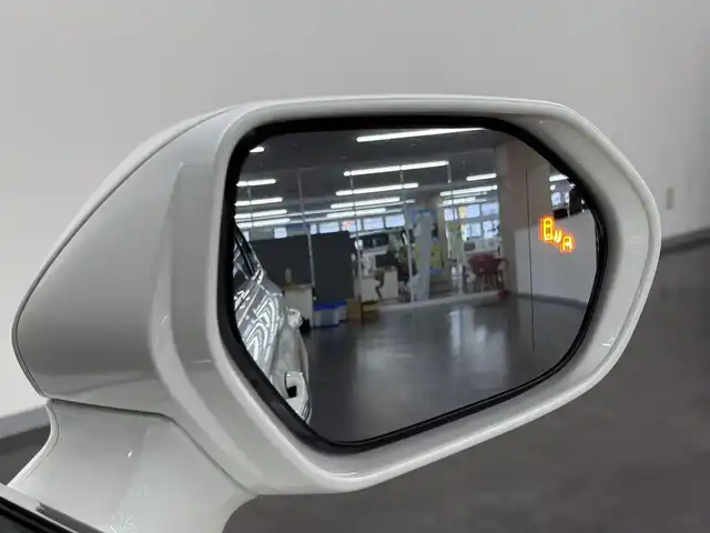 トヨタ クラウン ハイブリッド RS リミテッド 三重県 2020(令2)年 6.7万km ホワイトパールクリスタルシャイン ハイブリッド/FR/MTモード付フロアCVT/純正 8インチナビ/（AM/FM/CD/DVD/Blu-ray/SDREC/SD/USB/Bluetooth/Miracast/AUX/TV）/バックガイドモニター/ドライブレコーダー 前後/ビルトイン ETC2.0/Toyota Safety Sense/・プリクラッシュセーフティ/・レーントレーシングアシスト/・レーダークルコン/・ロードサインアシスト/・【OP】アダプティブハイビームシステム/・ブラインドスポットモニター＋リヤクロストラフィックオートブレーキ/・インテリジェントクリアランスソナー［パーキングサポートブレーキ（静止物）］/など/装備/・【OP】3眼LEDヘッドランプ/・シートヒーター（D/N）/・ステアリングヒーター/・パワーシート（D8way＋ランバーサポート/N4way（肩口スイッチ付））/・カラーヘッドアップディスプレイ/・左右独立オートエアコン/・雨滴感応式フロントワイパー/・電動チルト&テレスコピックステアリング/・オートライト/・純正18inAW/・プッシュスタート/・ステアリングスイッチ/・取/ナビ取/・スマートキーx2/など