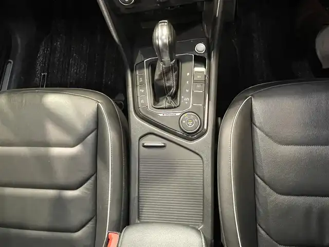 フォルクスワーゲン ティグアン TDI 4モーション Rライン 道央・札幌 2018(平30)年 6.6万km ピュアホワイト スマート＆エントリーシステム/カミングホーム＆リービングホーム/インテリアアンビエントライト/シートバックテーブル/Volkswagen純正インフォテイメントシステム/モバイルオンラインサービス/チルト＆テレスコピックステアリング/電動パワーステアリング/パワーシート（D/N）/シートヒーター（D/ N）/レザーシフトノブ/電動格納式サイドミラー/アレルゲン除去機能付きフレッシュエアフィルター/エレクトロニックパーキングブレーキ/分離可倒式シート/パワーテールゲート/ビルトインETC