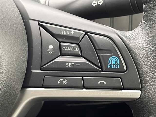 日産 セレナ X 千葉県 2022(令4)年 1.4万km ピュアホワイトパール 純正SDナビ（フルセグ/Bluetooth/CD/DVD/FM/AM）/プロパイロット/衝突軽減ブレーキ/レーンキープアシスト/レーダークルーズコントロール/標識認識機能/フリップダウンモニター/全方位カメラ/ETC/アイドリングストップ/デジタルインナーミラー/両側パワースライドドア/スマートキー/LEDヘッドライト/フォグライト/電動格納ミラー/ブラインドスポットモニター/純正フロアマット/ロールサンシェー/シートバックテーブル