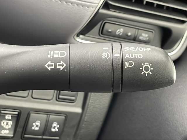 日産 セレナ X 千葉県 2022(令4)年 1.4万km ピュアホワイトパール 純正SDナビ（フルセグ/Bluetooth/CD/DVD/FM/AM）/プロパイロット/衝突軽減ブレーキ/レーンキープアシスト/レーダークルーズコントロール/標識認識機能/フリップダウンモニター/全方位カメラ/ETC/アイドリングストップ/デジタルインナーミラー/両側パワースライドドア/スマートキー/LEDヘッドライト/フォグライト/電動格納ミラー/ブラインドスポットモニター/純正フロアマット/ロールサンシェー/シートバックテーブル