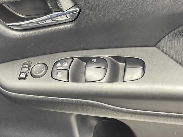 日産 セレナ X 千葉県 2022(令4)年 1.4万km ピュアホワイトパール 純正SDナビ（フルセグ/Bluetooth/CD/DVD/FM/AM）/プロパイロット/衝突軽減ブレーキ/レーンキープアシスト/レーダークルーズコントロール/標識認識機能/フリップダウンモニター/全方位カメラ/ETC/アイドリングストップ/デジタルインナーミラー/両側パワースライドドア/スマートキー/LEDヘッドライト/フォグライト/電動格納ミラー/ブラインドスポットモニター/純正フロアマット/ロールサンシェー/シートバックテーブル