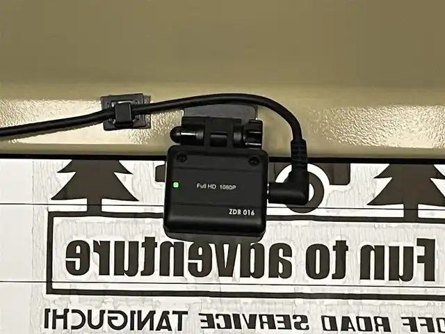 スズキ ジムニー XC 群馬県 2022(令4)年 1.2万km シフォンアイボリーメタリックブラック2トーンルーフ ブラックルーフ/社外マフラー【5ZIGEN】/前後社外バンパー【APIO】/リフトアップ【C.L.LINK】/＝＝＝＝＝/7インチSDナビ/・ipod/フルセグTV/BT/AM/FM/＝＝＝＝＝/前後ＡＰＩＯ製バンパー　社外マフラー　リフトアップ　マッドタイヤ　ブラックルーフ　ＳＤナビ　シートヒーター　クルコン　ＭＴモード付ＡＴ　レーンキープ　ダウンヒルアシスト　ドライブレコーダー　４ＷＤ