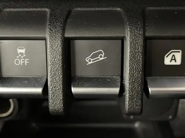 スズキ ジムニー XC 群馬県 2022(令4)年 1.2万km シフォンアイボリーメタリックブラック2トーンルーフ ブラックルーフ/社外マフラー【5ZIGEN】/前後社外バンパー【APIO】/リフトアップ【C.L.LINK】/＝＝＝＝＝/7インチSDナビ/・ipod/フルセグTV/BT/AM/FM/＝＝＝＝＝/前後ＡＰＩＯ製バンパー　社外マフラー　リフトアップ　マッドタイヤ　ブラックルーフ　ＳＤナビ　シートヒーター　クルコン　ＭＴモード付ＡＴ　レーンキープ　ダウンヒルアシスト　ドライブレコーダー　４ＷＤ