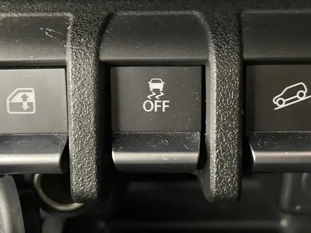 スズキ ジムニー XC 群馬県 2022(令4)年 1.2万km シフォンアイボリーメタリックブラック2トーンルーフ ブラックルーフ/社外マフラー【5ZIGEN】/前後社外バンパー【APIO】/リフトアップ【C.L.LINK】/＝＝＝＝＝/7インチSDナビ/・ipod/フルセグTV/BT/AM/FM/＝＝＝＝＝/前後ＡＰＩＯ製バンパー　社外マフラー　リフトアップ　マッドタイヤ　ブラックルーフ　ＳＤナビ　シートヒーター　クルコン　ＭＴモード付ＡＴ　レーンキープ　ダウンヒルアシスト　ドライブレコーダー　４ＷＤ