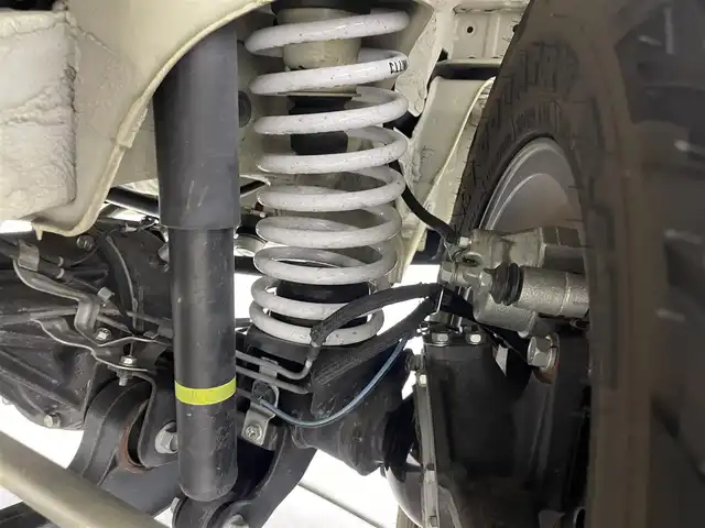 スズキ ジムニー XC 群馬県 2022(令4)年 1.2万km シフォンアイボリーメタリックブラック2トーンルーフ ブラックルーフ/社外マフラー【5ZIGEN】/前後社外バンパー【APIO】/リフトアップ【C.L.LINK】/＝＝＝＝＝/7インチSDナビ/・ipod/フルセグTV/BT/AM/FM/＝＝＝＝＝/前後ＡＰＩＯ製バンパー　社外マフラー　リフトアップ　マッドタイヤ　ブラックルーフ　ＳＤナビ　シートヒーター　クルコン　ＭＴモード付ＡＴ　レーンキープ　ダウンヒルアシスト　ドライブレコーダー　４ＷＤ