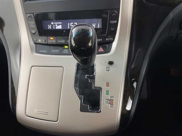 トヨタ ヴェルファイア 2．4Z ゴールデンアイズ 道央・札幌 2012(平24)年 9.9万km ブラック ・４WD　/寒冷地仕様/・純正HDDディーラーOPナビ/・DVD.CD.HDD.Bluetooth/・フルセグ.SD.バックカメラ/・純正フリップダウンモニター/・2列目オットマンシート/・両側パワースライドドア/・パワースライドドア/・HIDライト/オートライト/・ウッドコンビハンドル/・ハーフレザーシート/・スマートキー/・スタッドレスタイヤ積込み