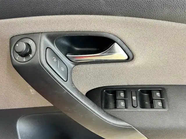 フォルクスワーゲン クロスポロ 道央・札幌 2013(平25)年 6.9万km 赤 ・純正ナビ/フルセグTV/DVD/CD/SD/BT/・バックカメラ/・ドライブレコーダー/・ETC/・横滑り防止/・キーレス/・ルーフレール/・電格ミラー/・冬タイヤ社外15インチAW積込